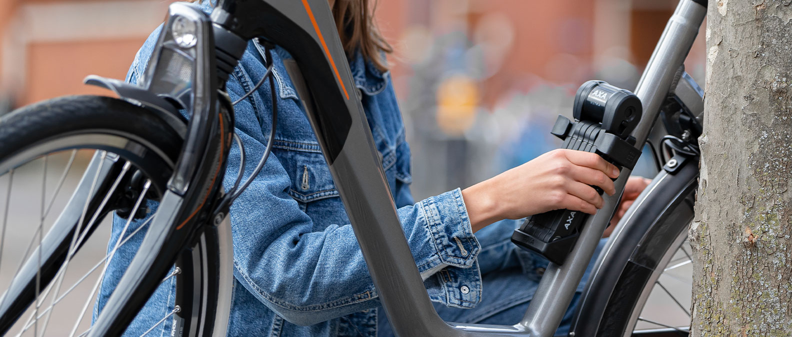 AXA Fold Ultra is een goedgekeurd dat flexibel en is. Hij wordt inclusief houder en past op elke fiets.